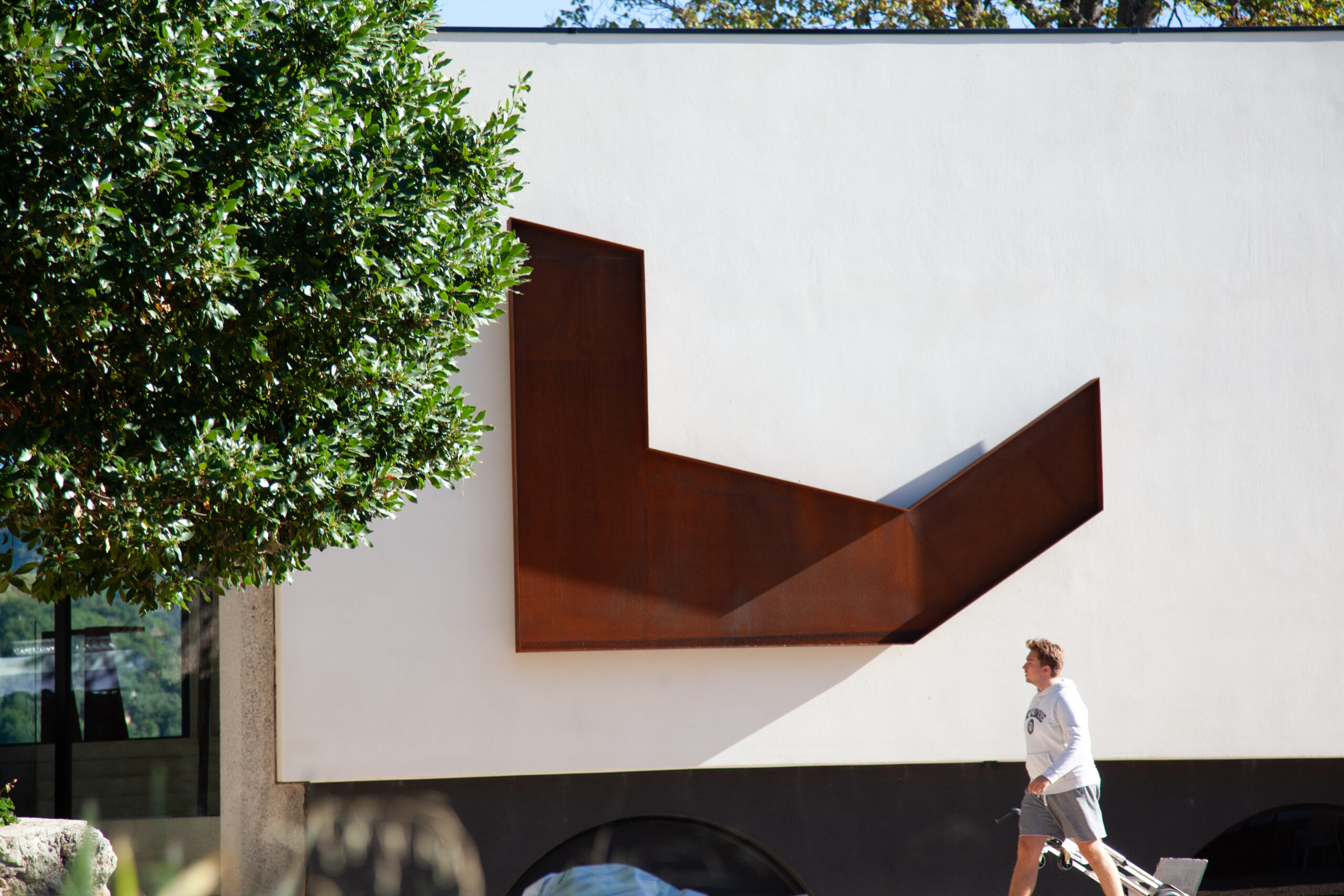 Für die Fassade der Galerie hat Riki Mijling eine ortsspezifische Wandskulptur geschaffen.