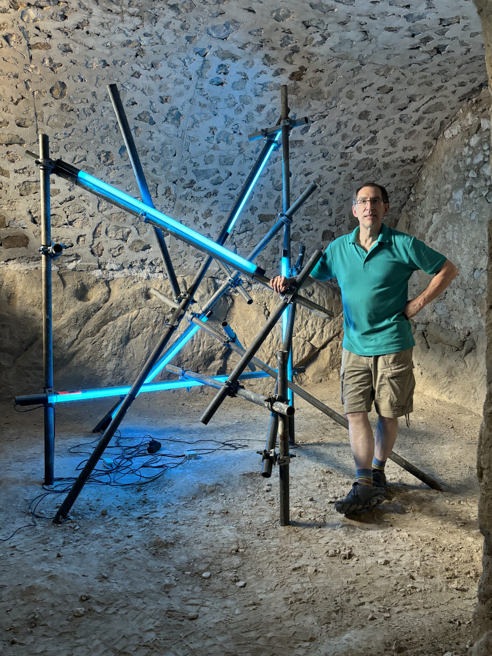 Die Lichtinstallation Stabilizing Light von Christoph Dahlhausen im Gewölbe des Château de la Gardiole