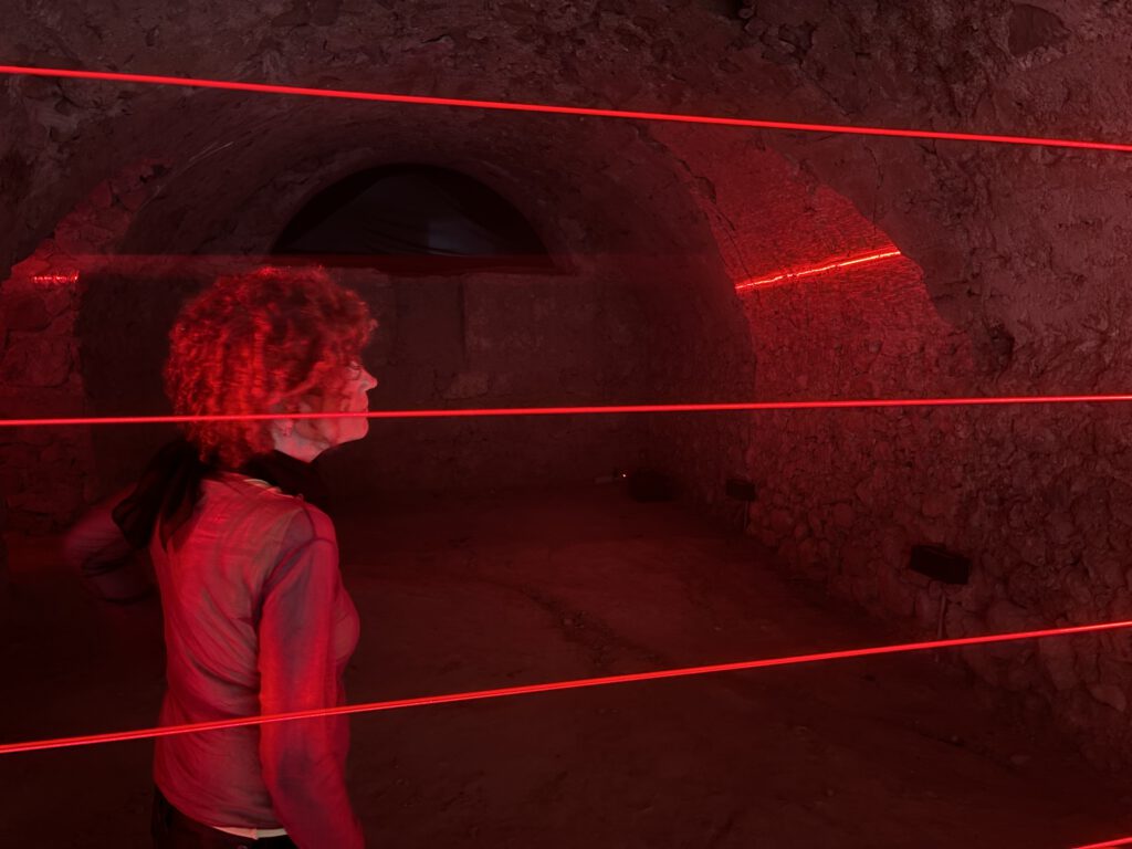 Margareta Hesse in ihrer Laserinstallation im Gewölbe des Château de la Gardiole