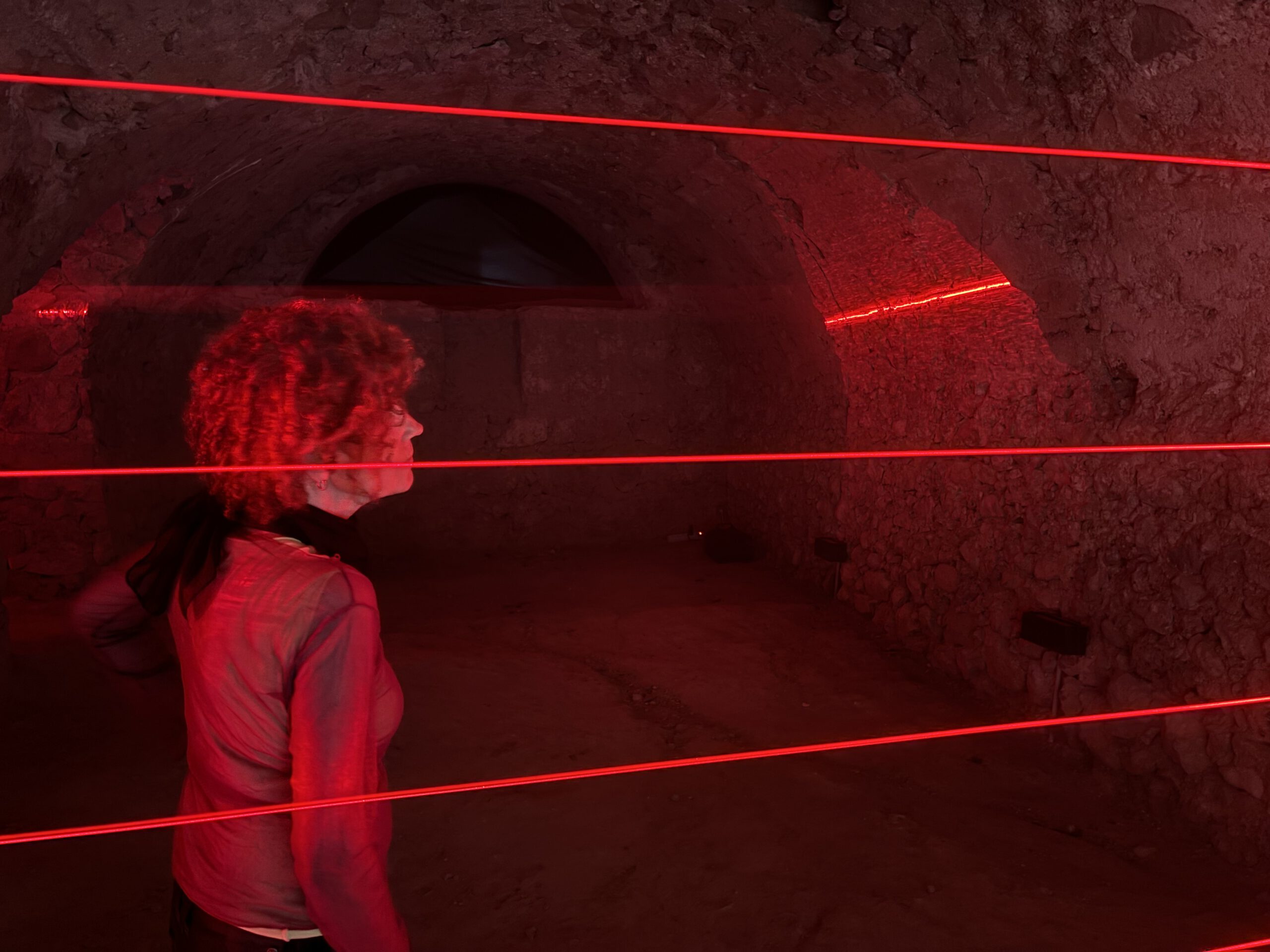 Margareta Hesse in ihrer Laserinstallation im Gewölbe des Château de la Gardiole