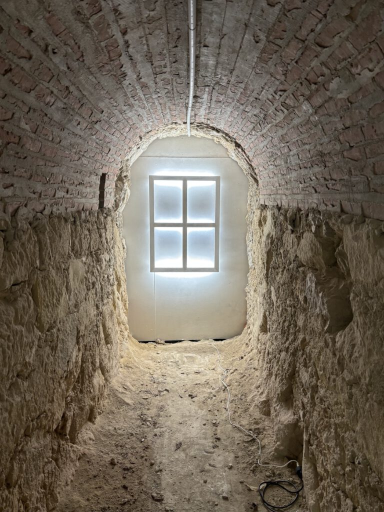 Philippe Chitarrini, Lichtobjekt, o.T. (lux N°1) - Installation lumineuse Acrylique mate sur châssis bois, néons, fils électriques - 110 x 73 x 7 cm - 2023