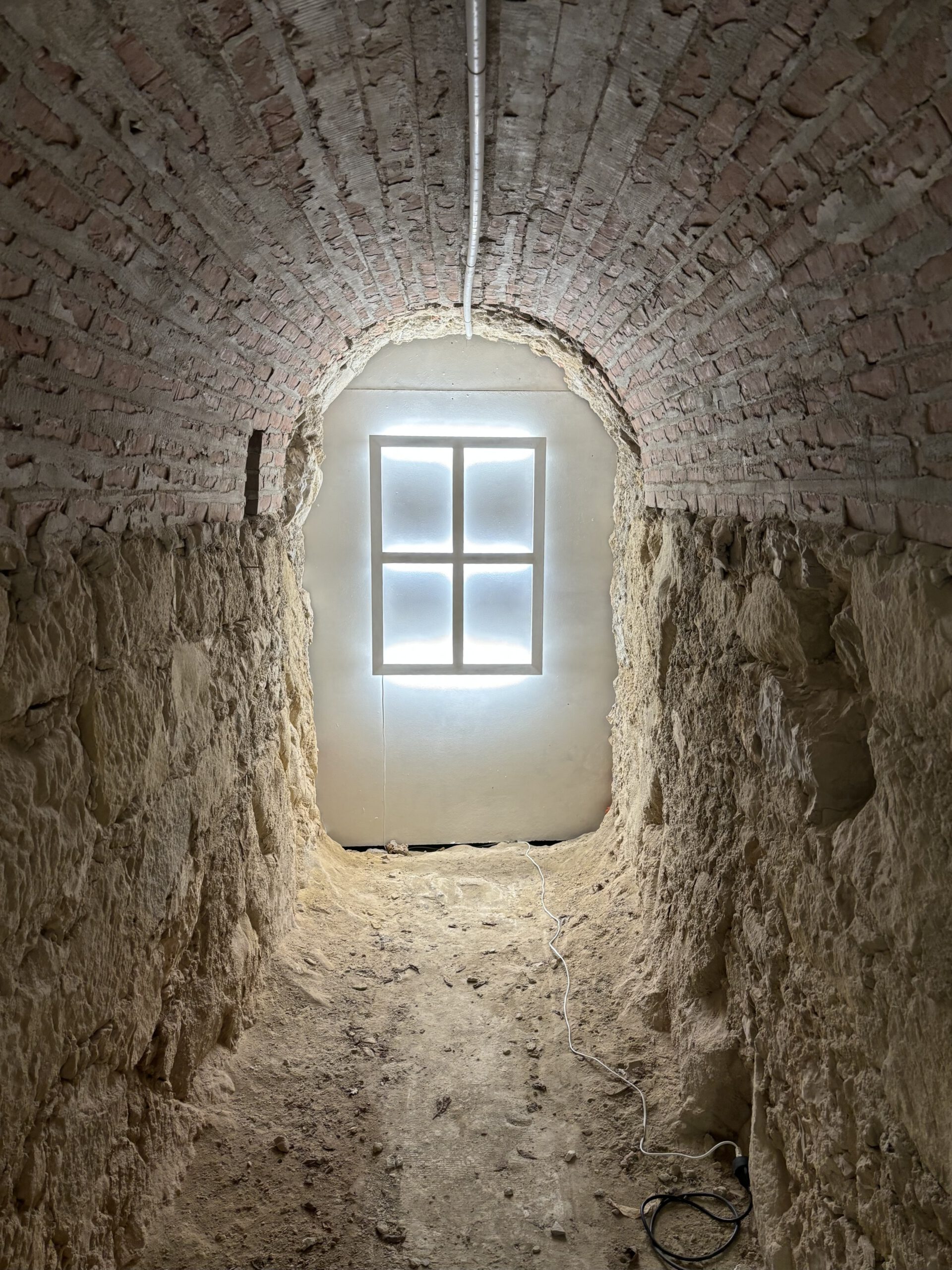 Philippe Chitarrini, Lichtobjekt, o.T. (lux N°1) - Installation lumineuse Acrylique mate sur châssis bois, néons, fils électriques - 110 x 73 x 7 cm - 2023