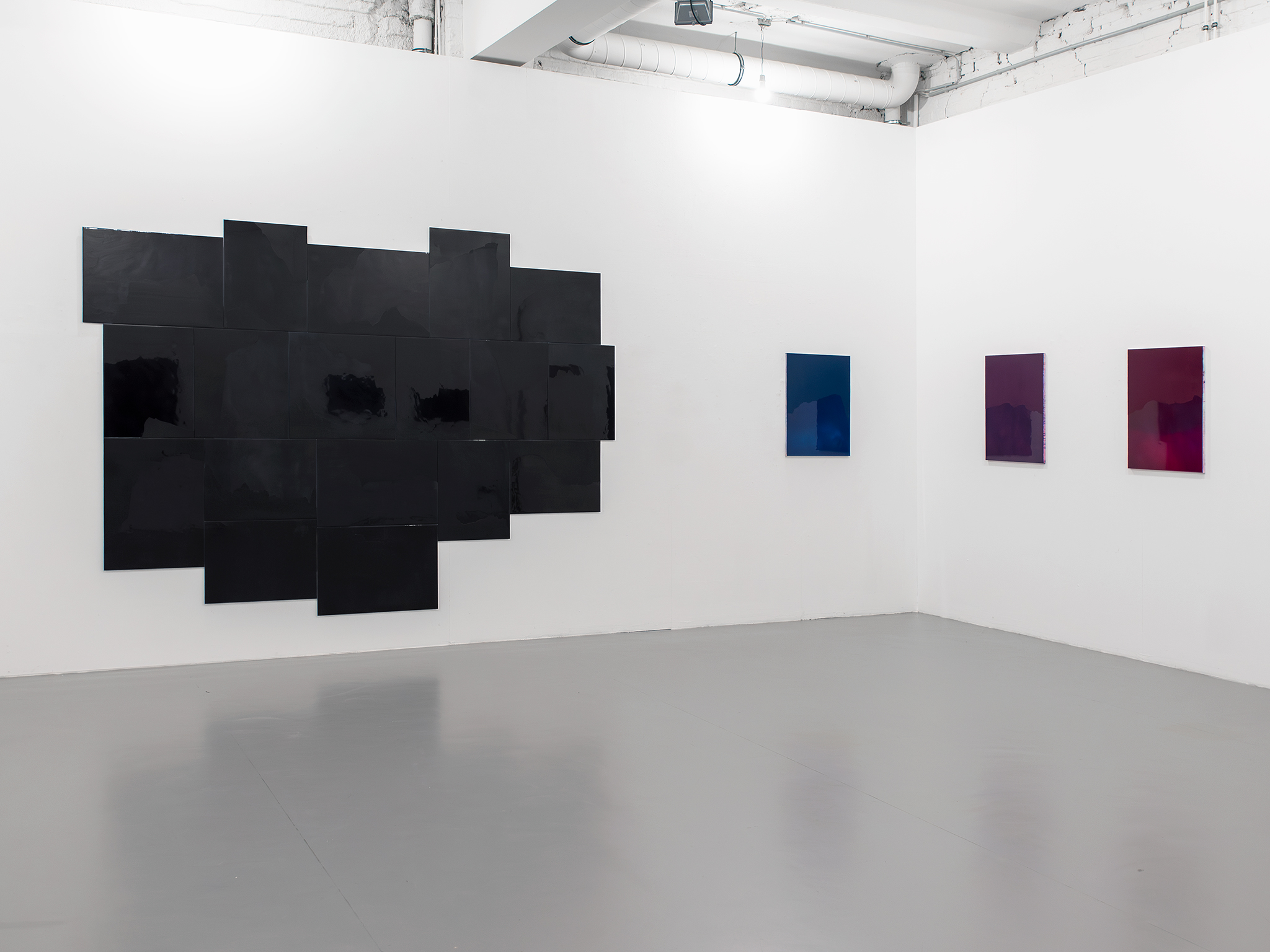 Raymund Kaiser, Farbcluster ROGRÜBL (050825) 2025; 18-teilige Arbeit, Öl (+Wachs), Lack, Spiegelfolie, Aluminium, Maße. Insgesamt 230 x 305 cm.